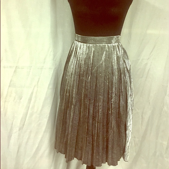 🌟HP🌟 Pleated Metallic Midi Skirt - Picture 3 of 8